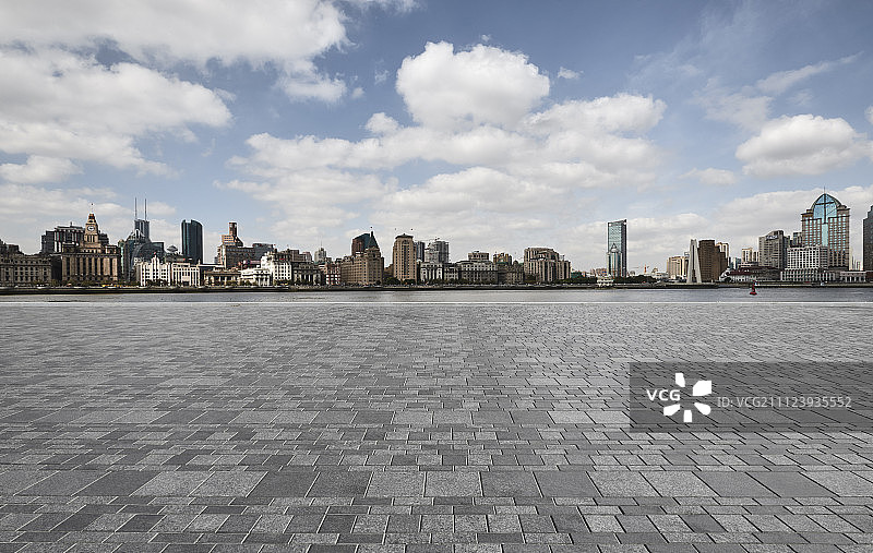 上海外滩老建筑和黄浦江边广场地面图片素材