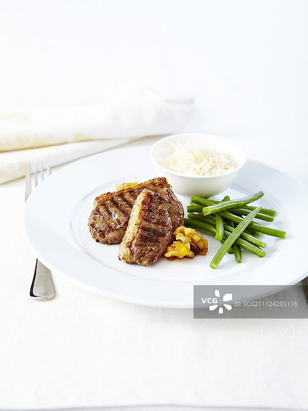 烤羊肉配苹果酱和绿豆图片素材