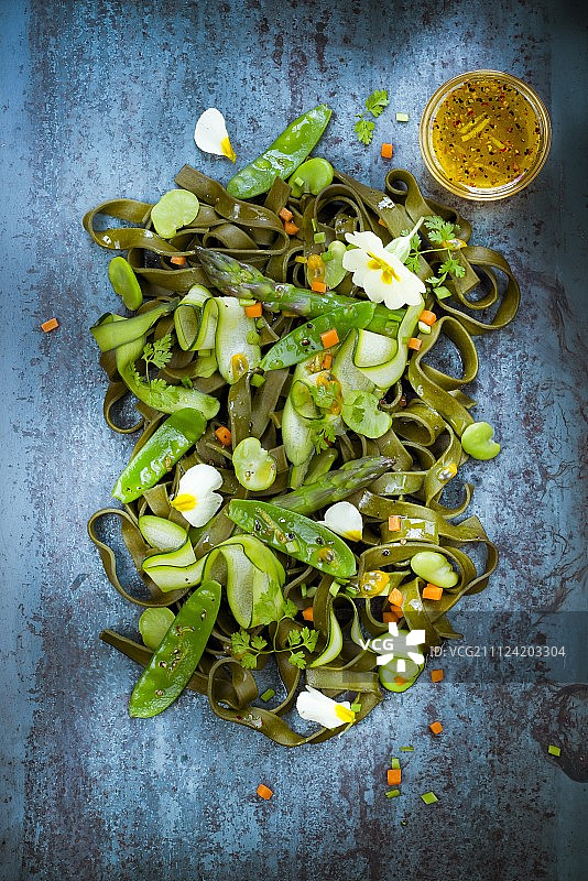 螺旋藻绿色蔬菜报春花意面沙拉图片素材