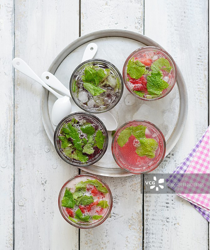 黑色莫吉托和红色莫吉托图片素材