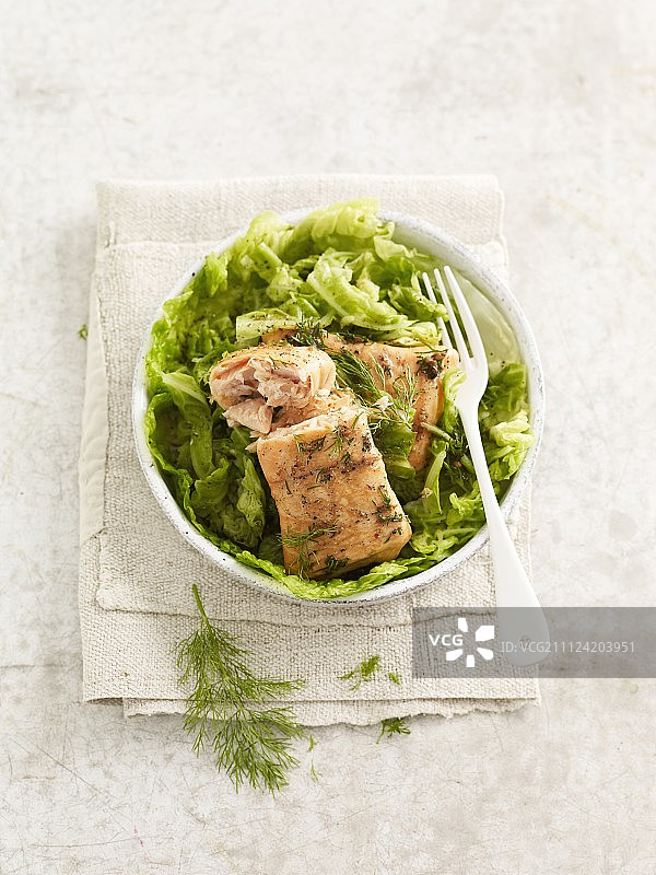 莳萝绿甘蓝烤鲑鱼图片素材