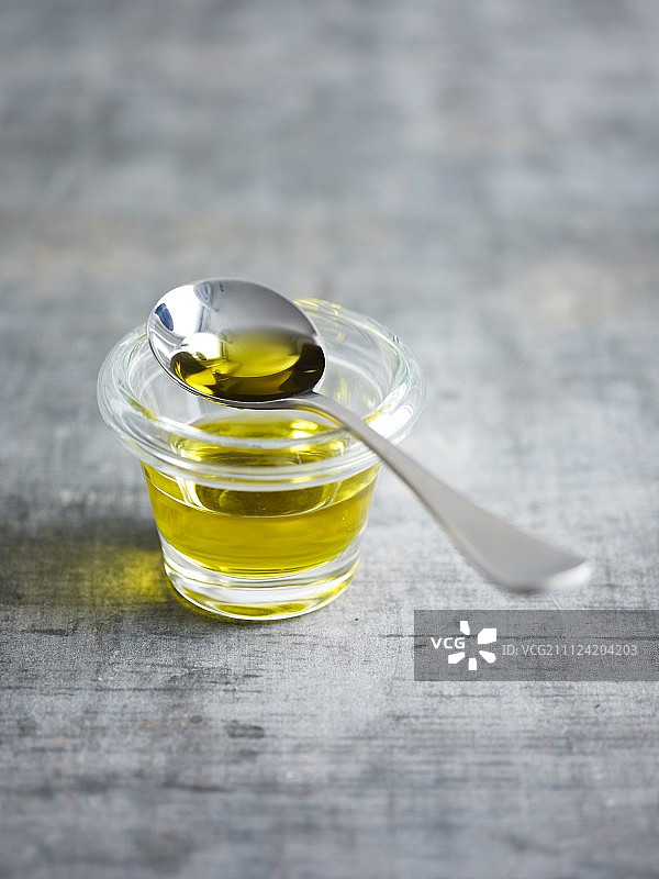 小玻璃碗中的橄榄油图片素材