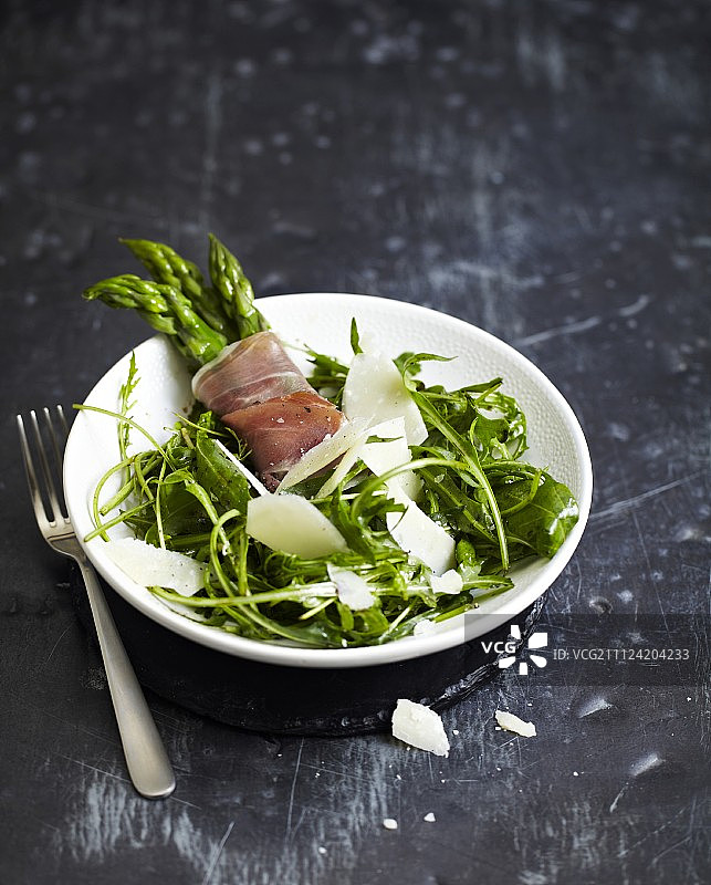 蒲公英沙拉配帕尔马干酪、芦笋和生火腿卷图片素材