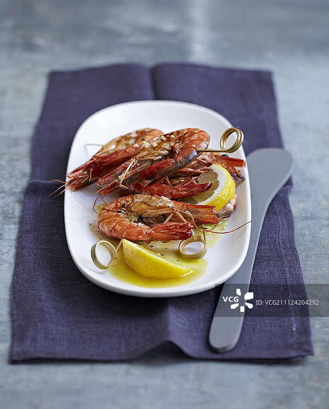 柠檬橄榄油烤大虾串图片素材