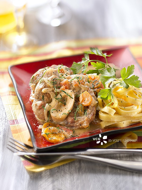 芥末烩牛膝和意大利宽面条图片素材