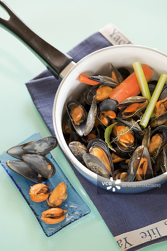 烹饪贻贝与蔬菜调味料图片素材