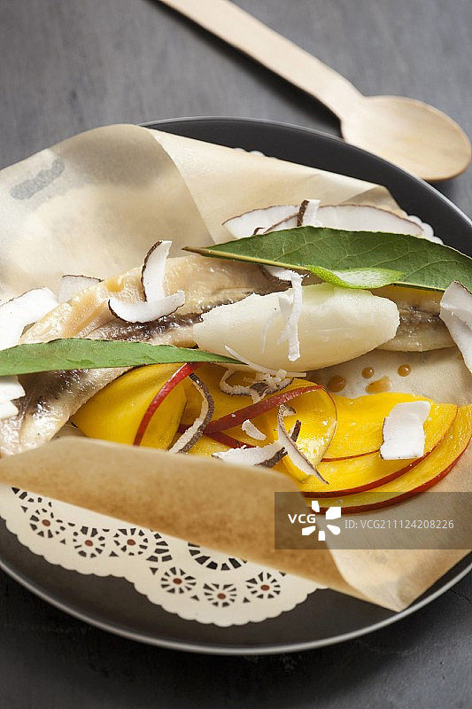 用蜡纸烹制并搭配冰糕的异国水果图片素材