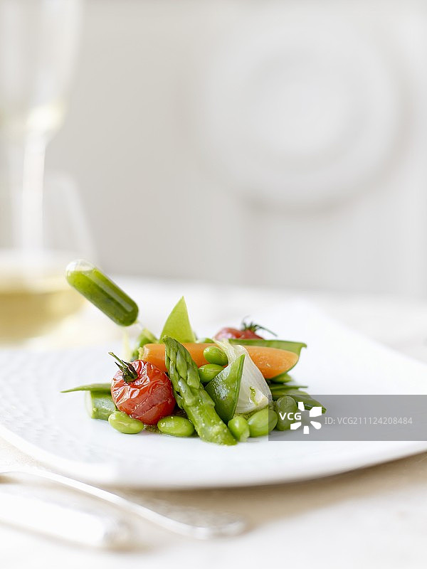 春季蔬菜和草药酱滴管图片素材