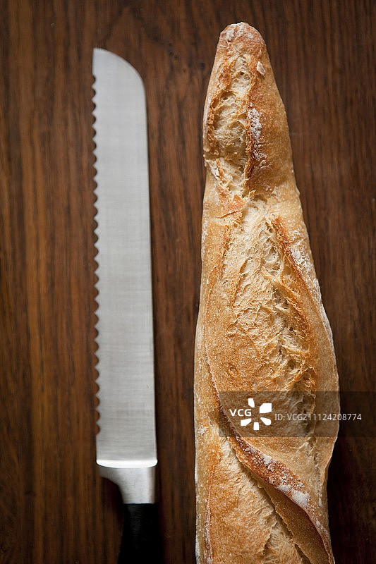 乡村法棍面包和面包刀图片素材