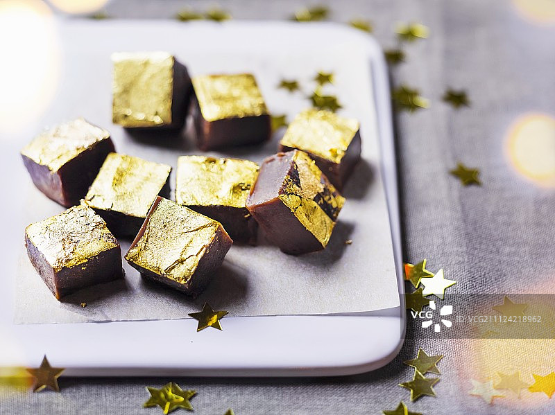 金色薄片包裹的太妃糖图片素材