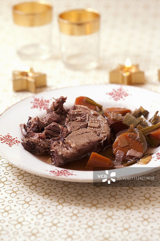 红酒腌制的野猪腿图片素材