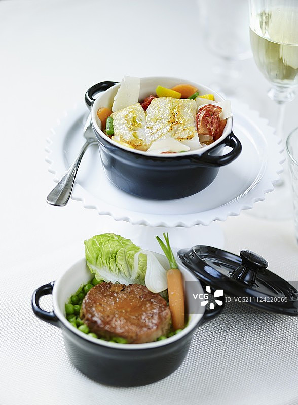 蔬菜浓汤式鳕鱼砂锅和烩羊肉、豌豆百里香砂锅图片素材