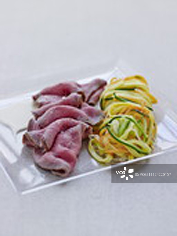 烤夏洛莱牛肉配意大利细面和蔬菜片图片素材