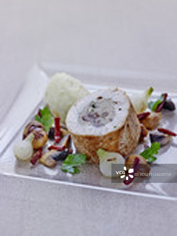 酿馅鸡胸肉卷配自制土豆泥图片素材