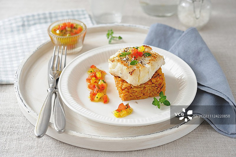 藏红花米饭和原生酱鳕鱼块图片素材