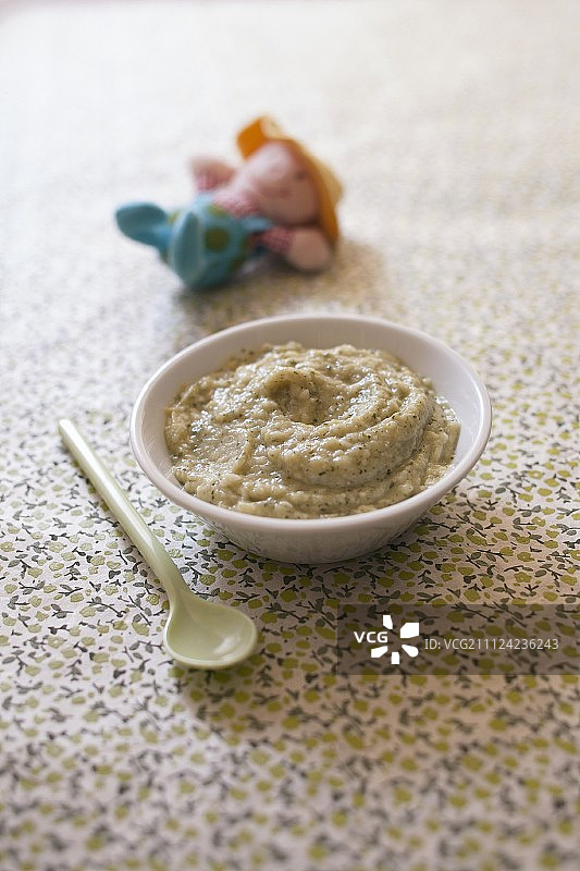 宝宝吃的混合蔬菜泥和意大利面图片素材