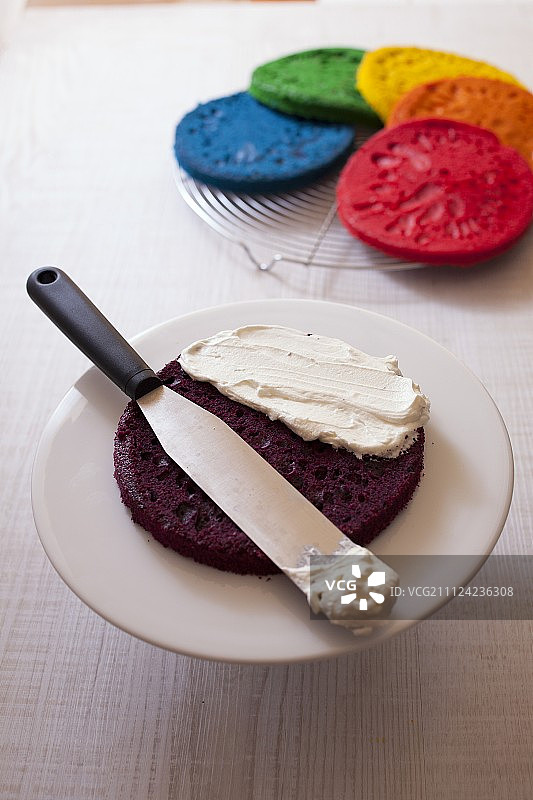 在蛋糕层上涂抹奶油图片素材