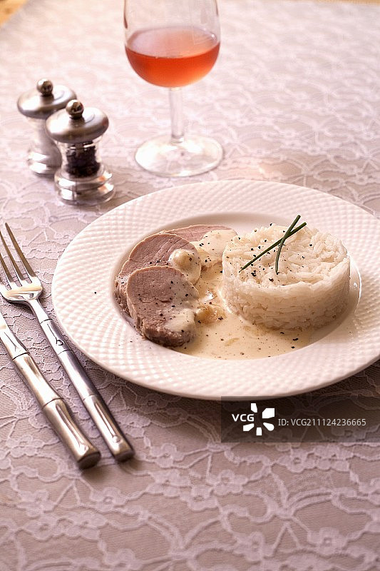 马罗瓦尔奶油酱汁猪里脊肉和米饭图片素材