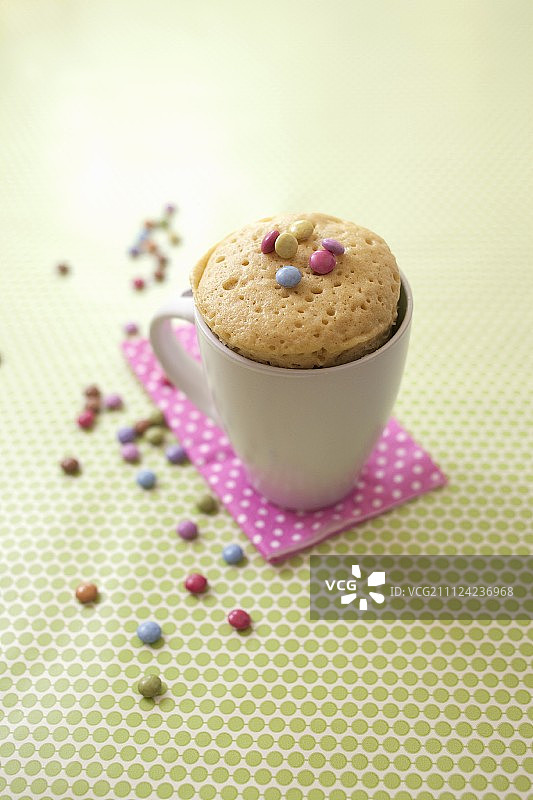 巧克力豆马克杯蛋糕图片素材