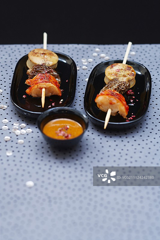 白香肠、羊肚菌和龙虾串配红辣椒酱图片素材