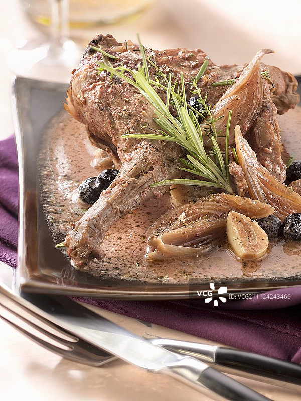 芥末和黑醋栗酱汁兔子图片素材