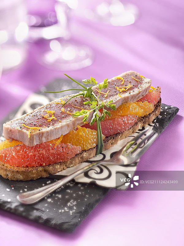 吐司上的半熟金枪鱼和柑橘图片素材