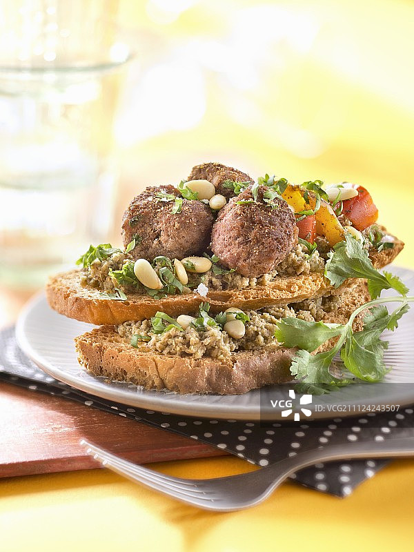 香蒜酱牛肉丸和炖辣椒吐司图片素材