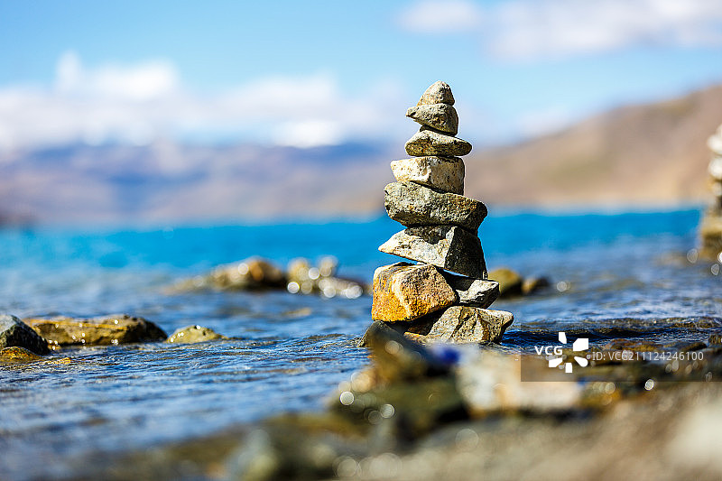 羊卓雍错湖边的玛尼堆图片素材