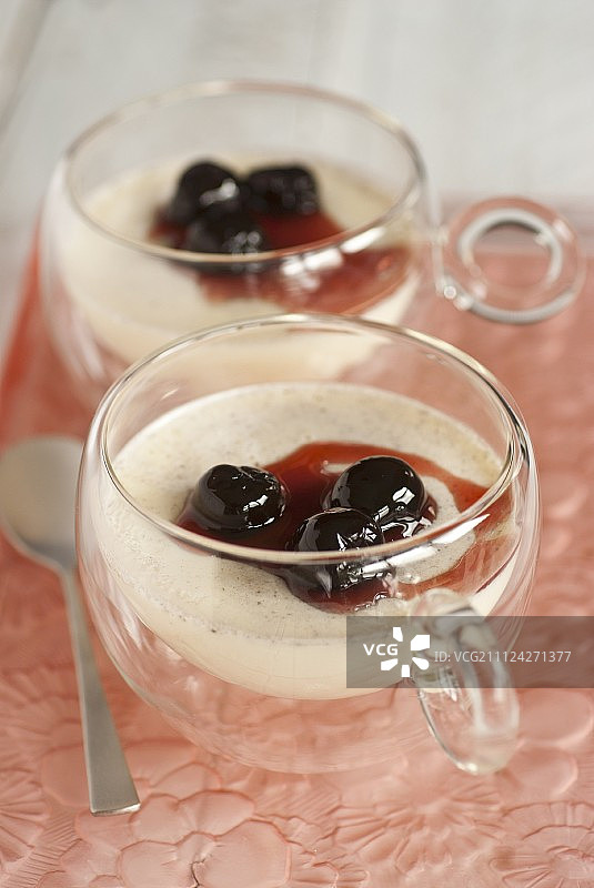 意式奶冻配阿玛雷娜樱桃图片素材