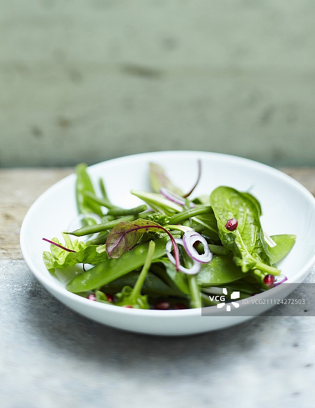 混合绿色蔬菜和石榴籽沙拉图片素材