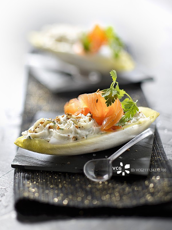 脆皮菊苣叶佐以意大利乳清干酪、莳萝和烟熏三文鱼图片素材