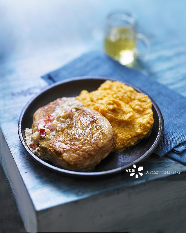 小牛肉配陈年朗姆酒和红薯泥图片素材