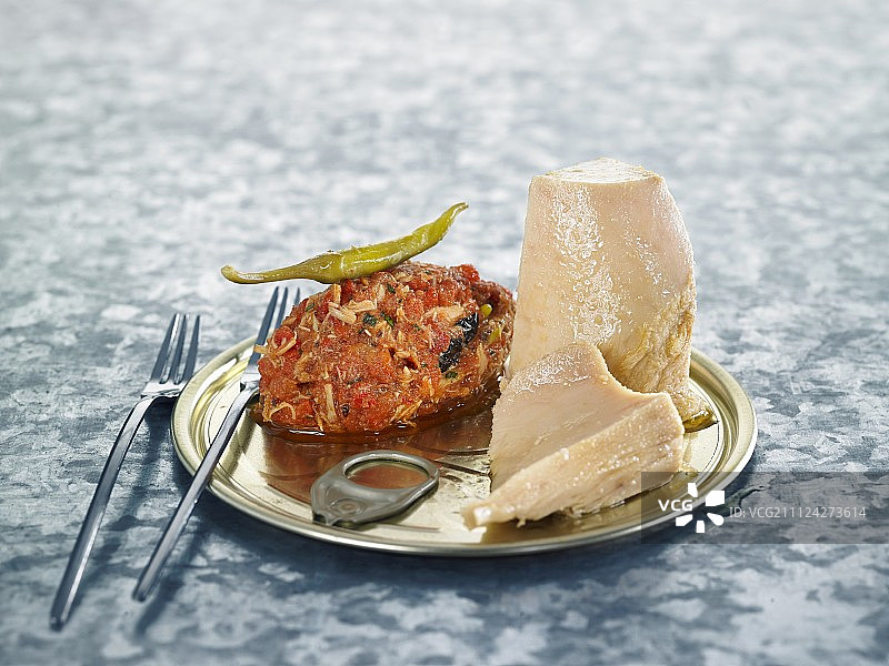 金枪鱼配红甜椒泥、辣椒和黑胡椒图片素材