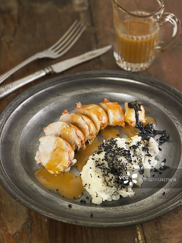 白葡萄酒白兰地汁炖龙虾配黑喇叭菇土豆泥图片素材