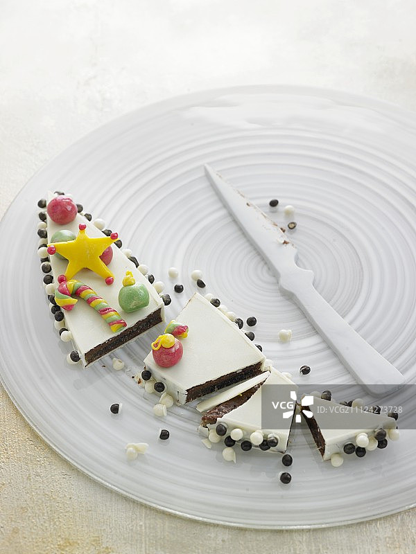 白色巧克力土隆，配以黑巧克力和苦橙果酱图片素材