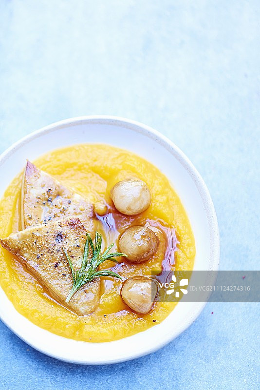 锅煎鹅肝配红薯栗子泥图片素材