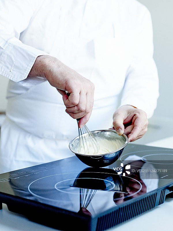 充满活力地搅拌软黄油，制作奶油混合物图片素材