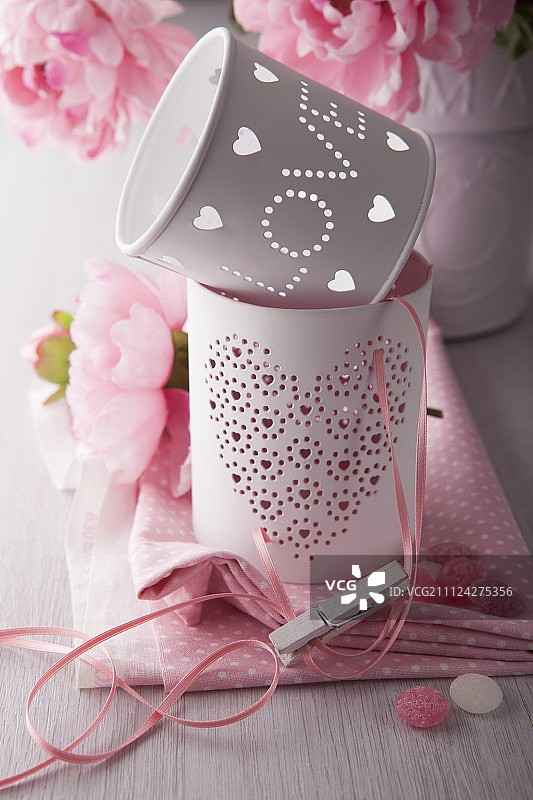 与烛光和鲜花的浪漫气氛图片素材