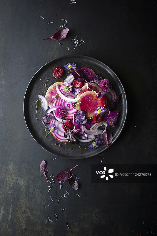 生甜菜根和紫土豆配覆盆子、紫罗勒和花朵图片素材