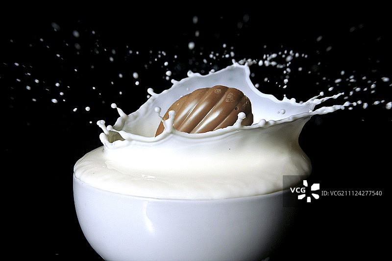 掉入牛奶碗中的玛德琳图片素材