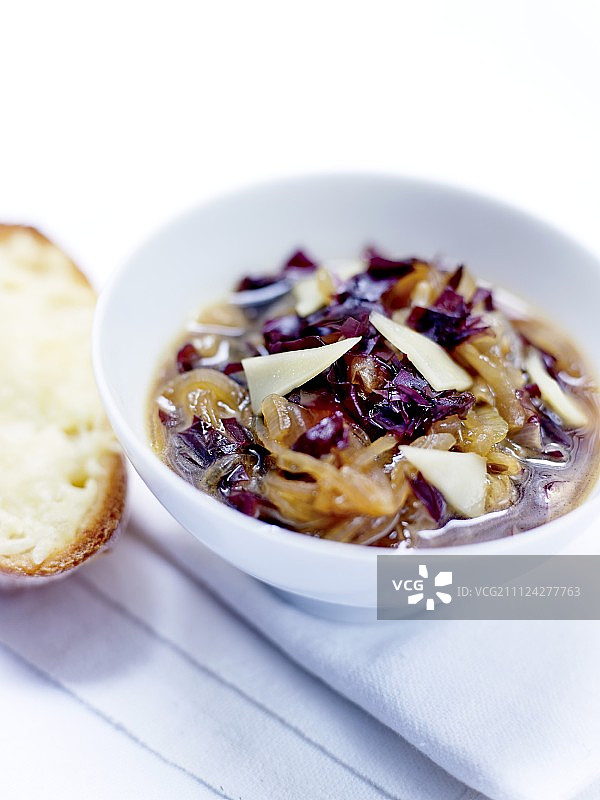 洋葱和红藻海带汤配陈年孔泰奶酪丁图片素材