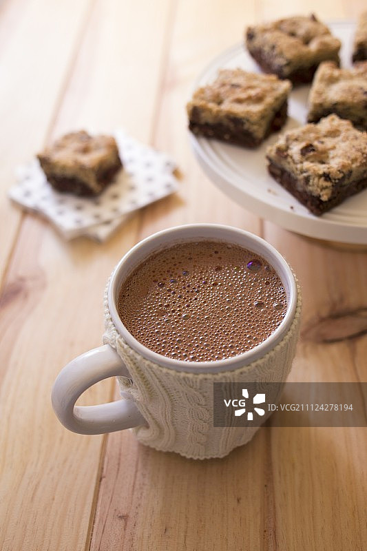 一杯热巧克力和布鲁克饼干图片素材