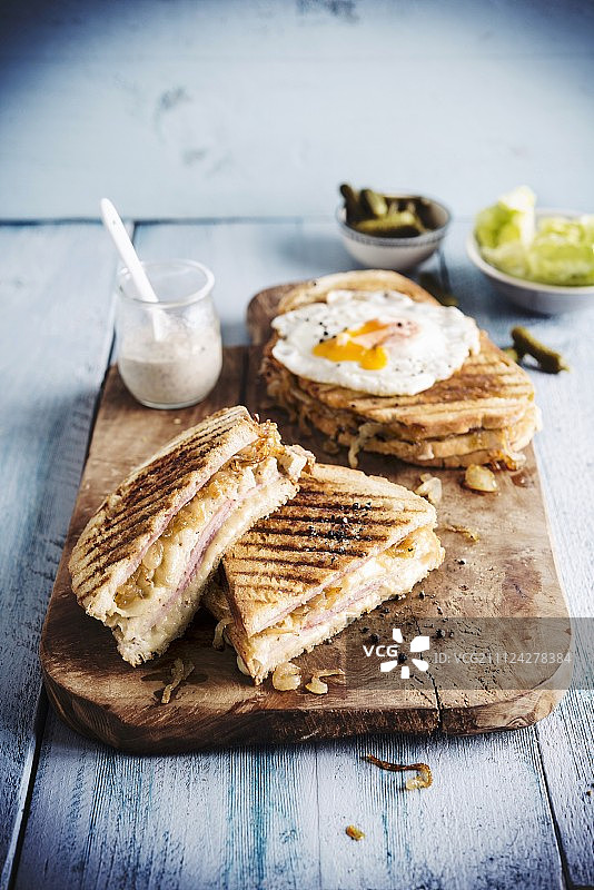 火腿奶酪烤三明治，搭配煎蛋图片素材