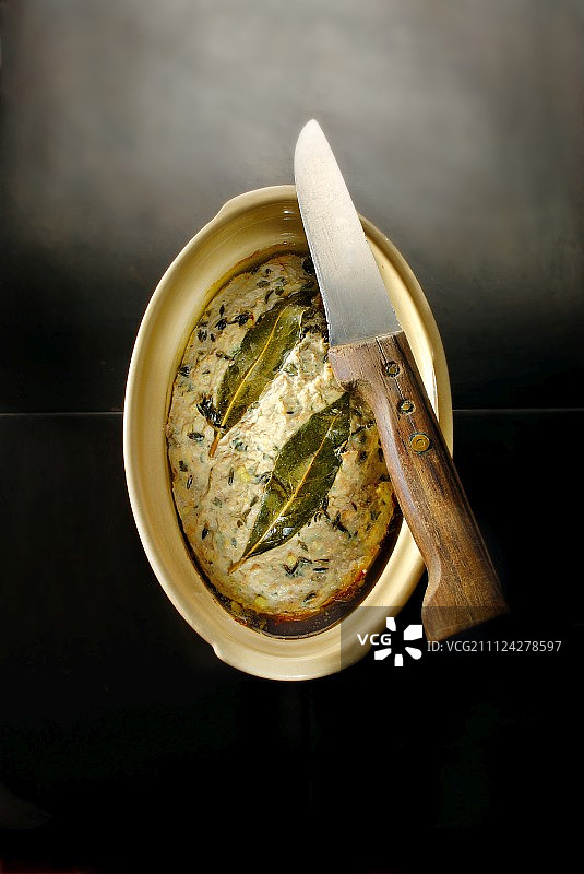 肉、甜玉米、香草和月桂叶肉酱图片素材