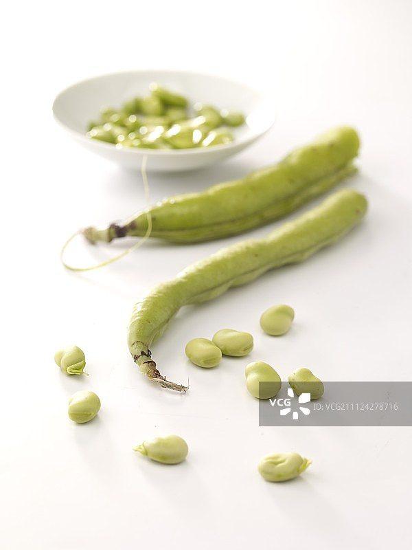 剥蚕豆图片素材