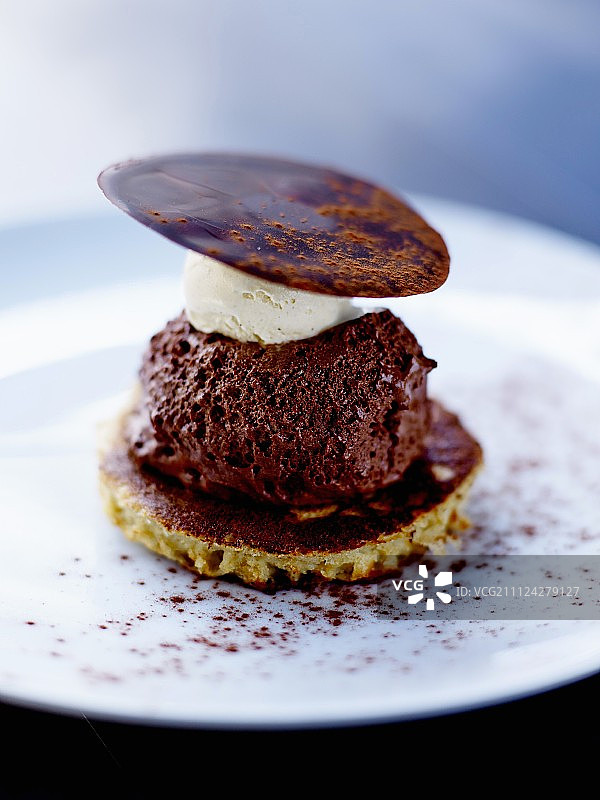 罗德兹The Cafu00e9 Bras餐厅的黑巧克力慕斯奶油面包图片素材