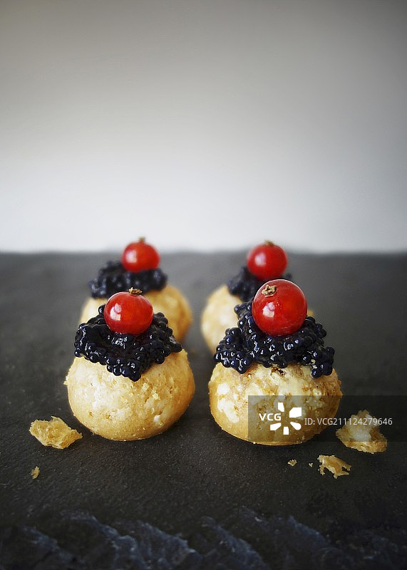 用圆鳍鱼和红醋栗装饰的古杰尔奶酪泡芙图片素材