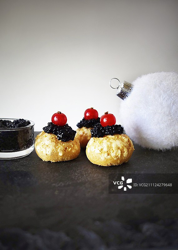 泡芙佐红点鲑鱼籽和红醋栗图片素材