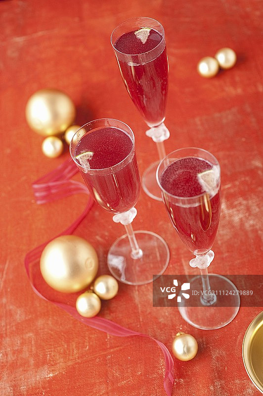 蔓越莓汁、青柠、龙舌兰和香槟鸡尾酒图片素材