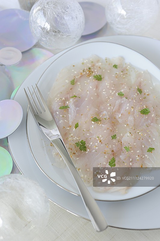 松露油和芝麻海鲈鱼薄片图片素材